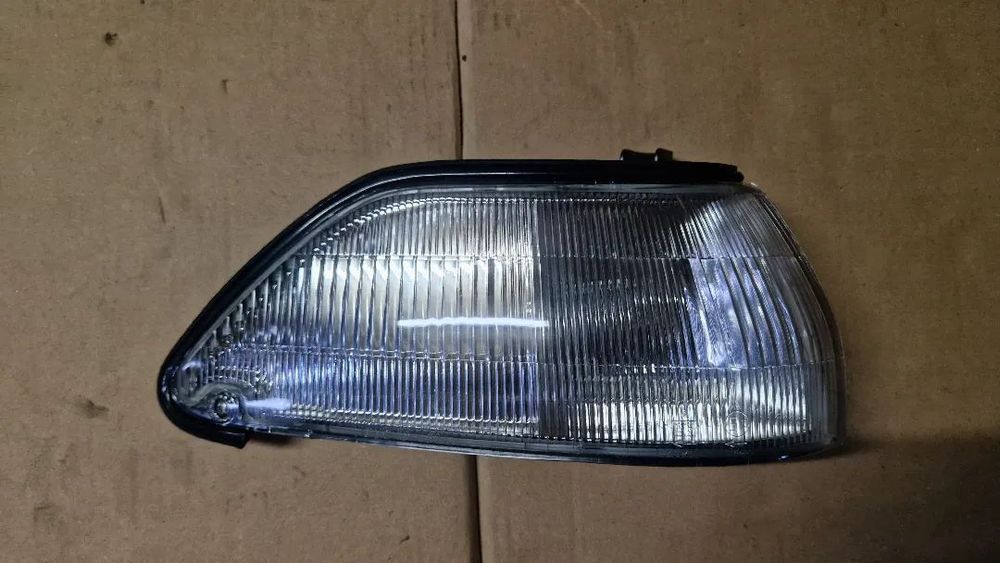 TOYOTA COROLLA E90 LIFTBACK LAMPA POZYCYJNA PRAWY PRZÓD NOWA TYC