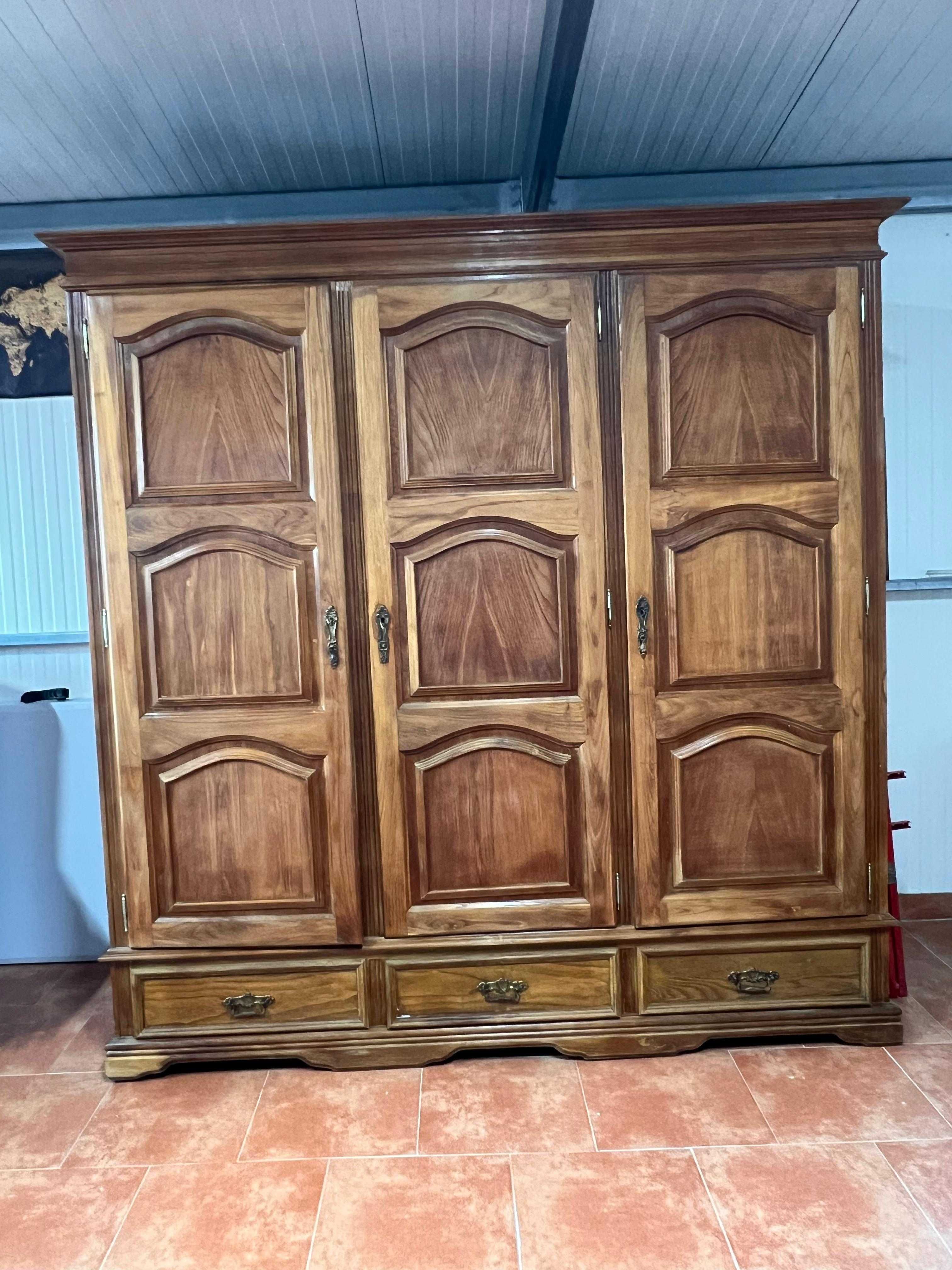 Roupeiro 3 portas em madeira maciça (castanheiro)