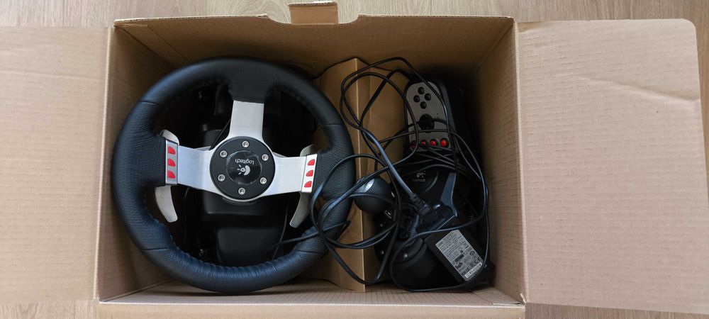 Продам ігрове кермо logitech G27