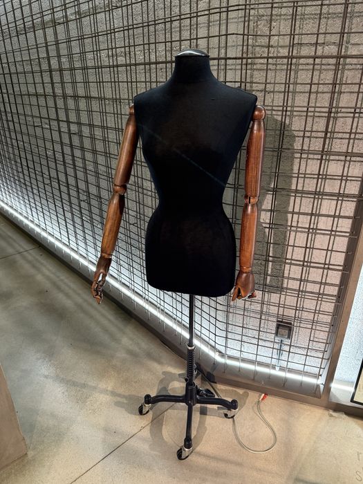 Manequim feminino preto com braços articulaveis