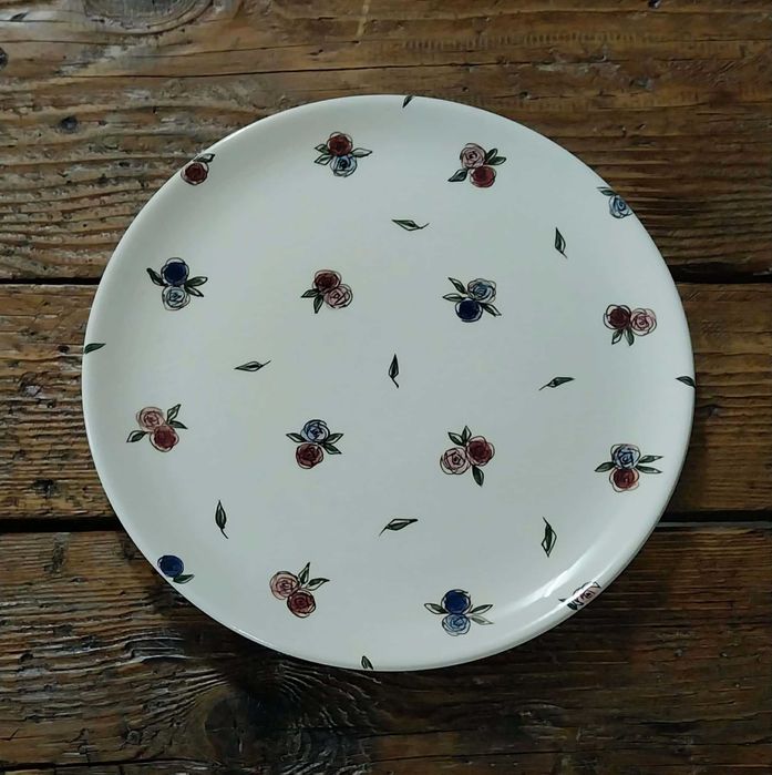 Prato pintado á mão pelo Atelier Lendas e Rendas por Luís Saldanha
