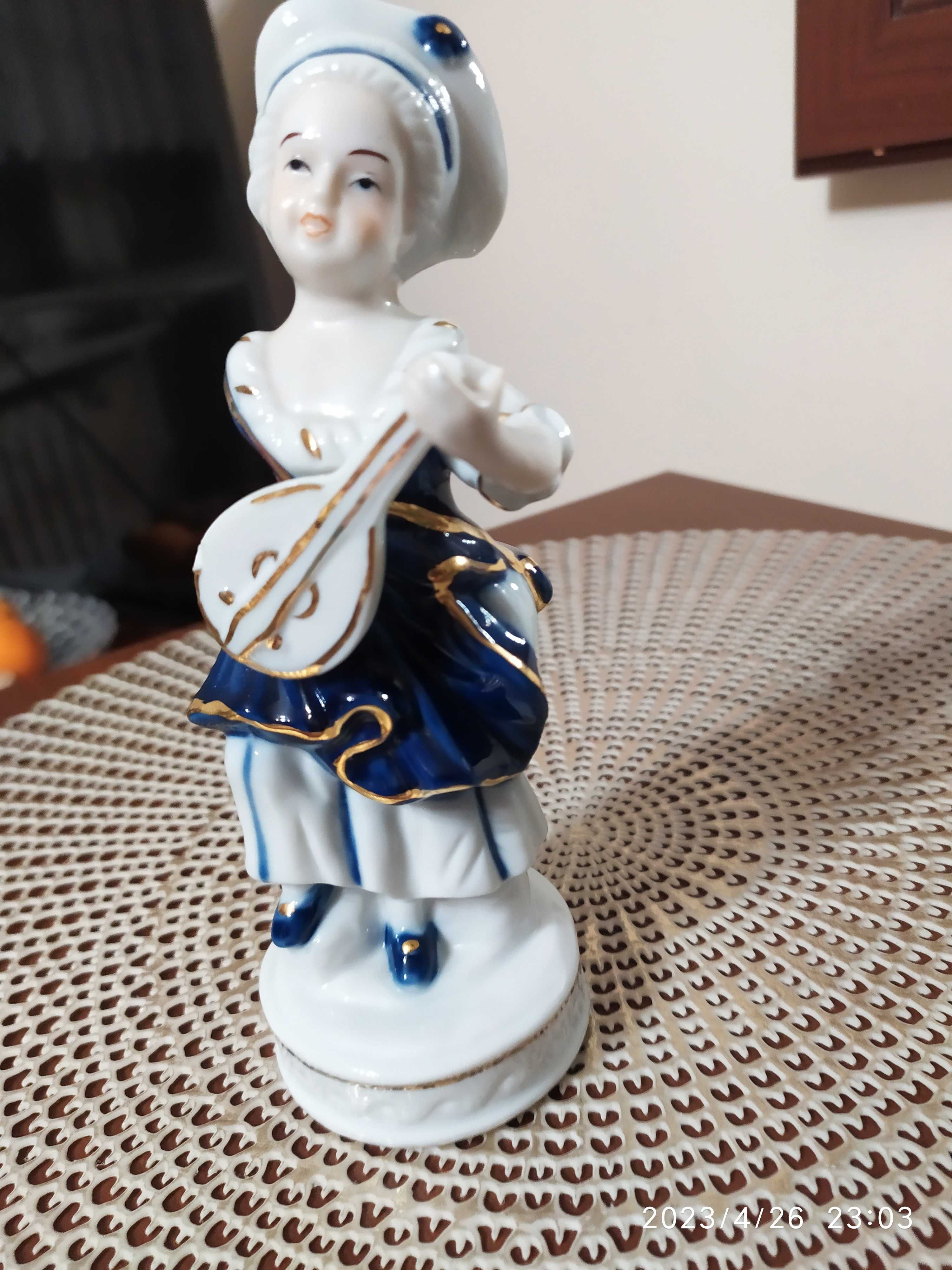 Porcelanowa figurka sygnowana.