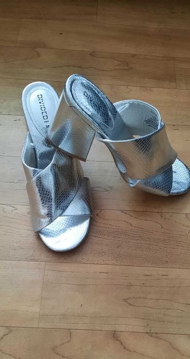 Eleganckie, stylowe,  klapki muly na grubym srebrnym obcasie Divided