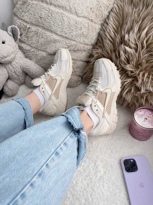 Кросівки жіночі Nike vomero zoom 5 бежеві