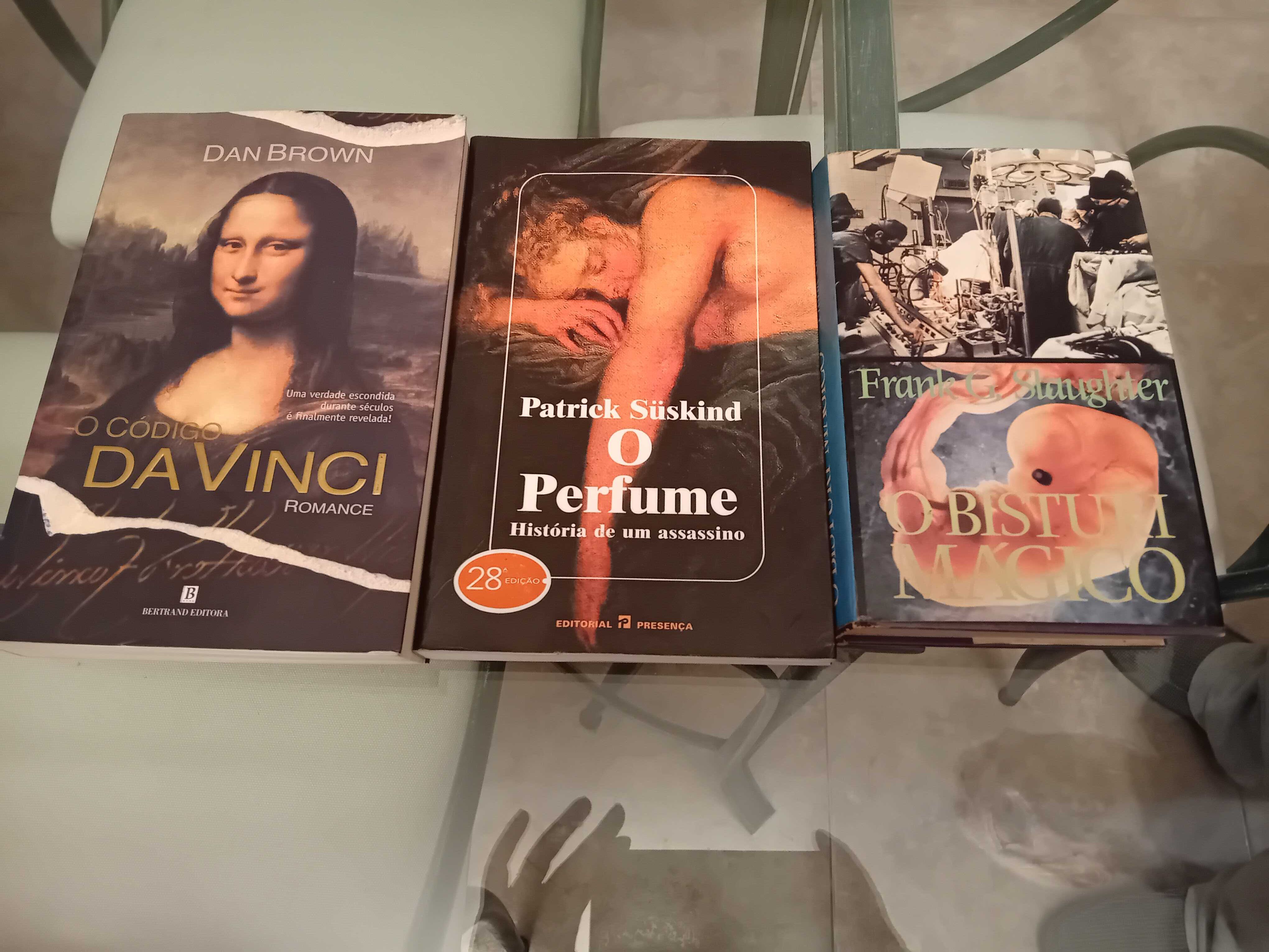 Vários livros abordando vários temas, vendidos por unidade