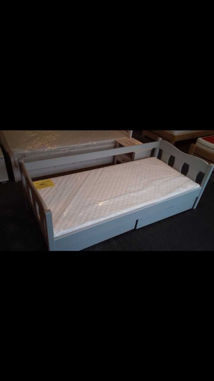 Drewniane łóżko z szufladami