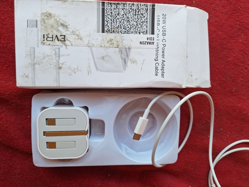 jest ładowarka sieciowa Apple 20W USB-C Power Adapter.