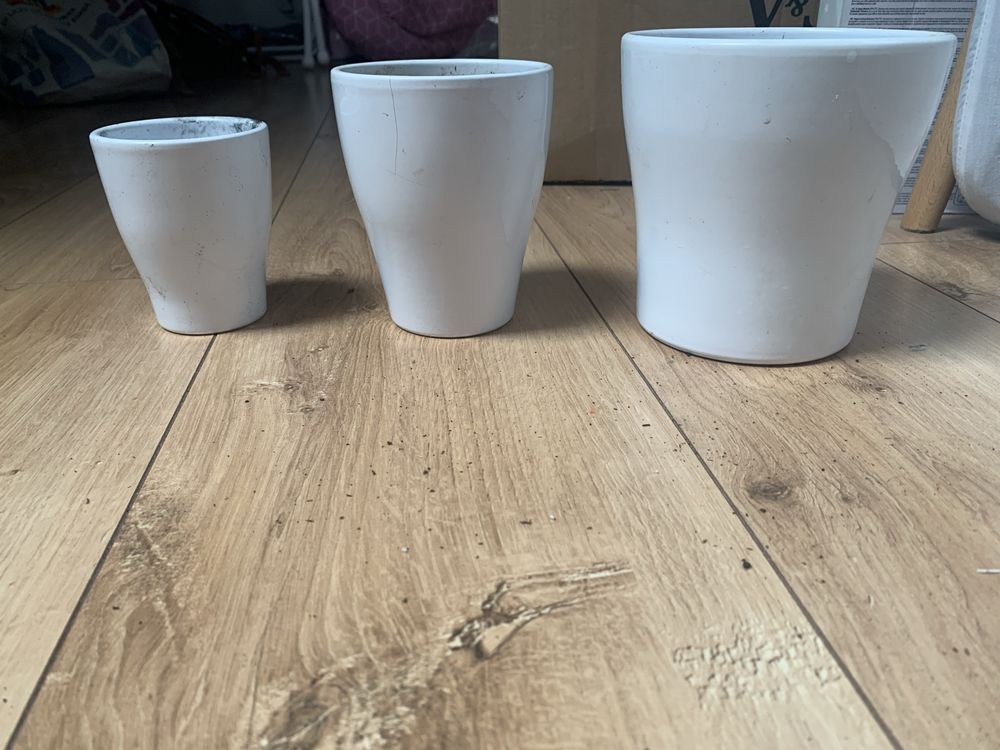 3 biale ceramiczne doniczki