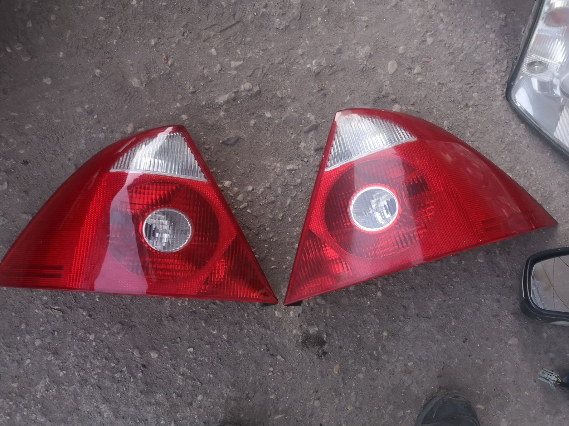 Ford Mondeo mk3 lift hb lampa tylna lewa wersja europejska W-wa