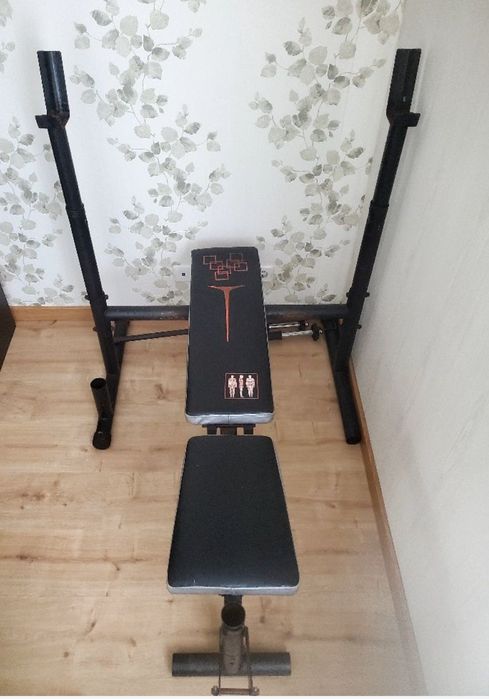 Banco supino, perna e bíceps ginasio