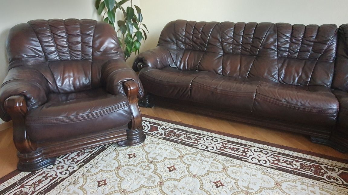 Дуже гарний шкіряний диван-куток з кріслом