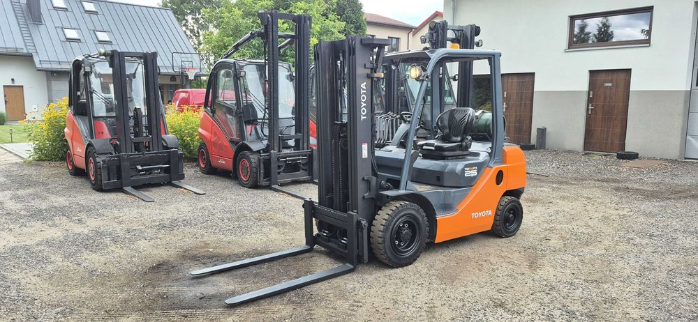 Toyota 8FGF25 - Triplex 4.70m. - 4 sekcje - 8090 MTH - Stan BDB.