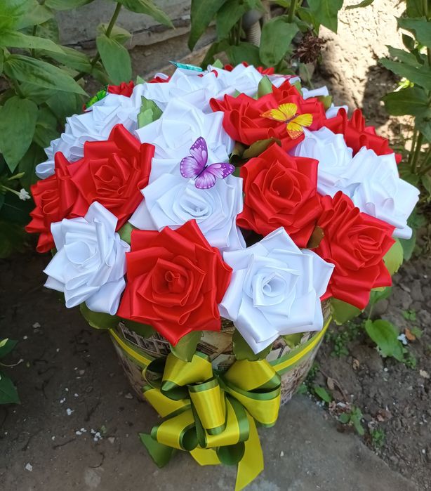 Букети з атласної стрічки подарункові.