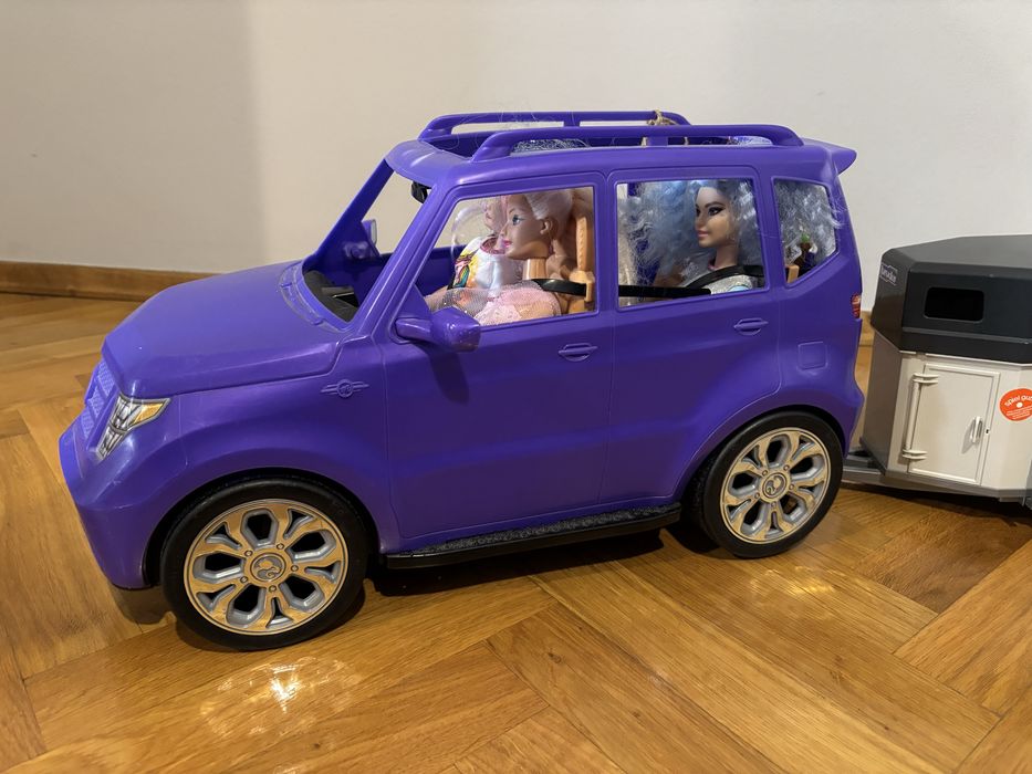 Samochód barbie z lalkami i przyczepą dla koni