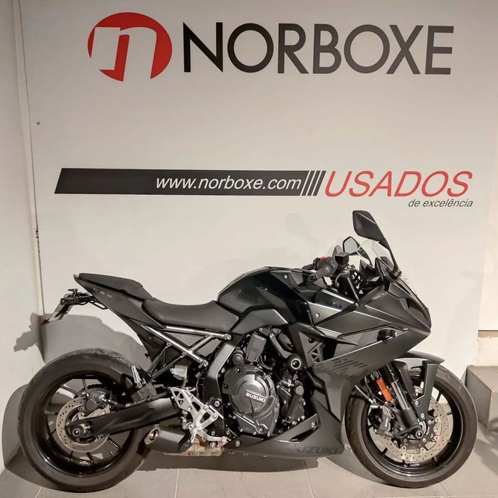 Suzuki GSX  8 R