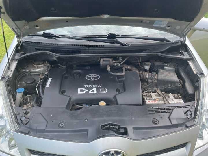 Toyota Corolla Verso 2004r.