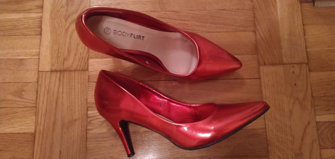 Body Flirt buty lakierki czerwone rozm. 39