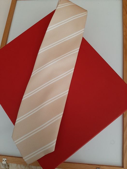Gravata beje com riscas brancas