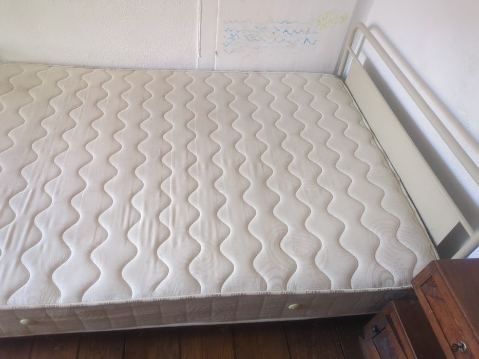 Cama metálico bege