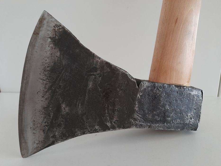 Stara siekiera ręcznie kuta