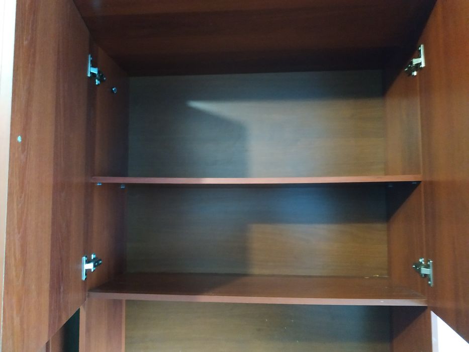 Стінка тумбочки.