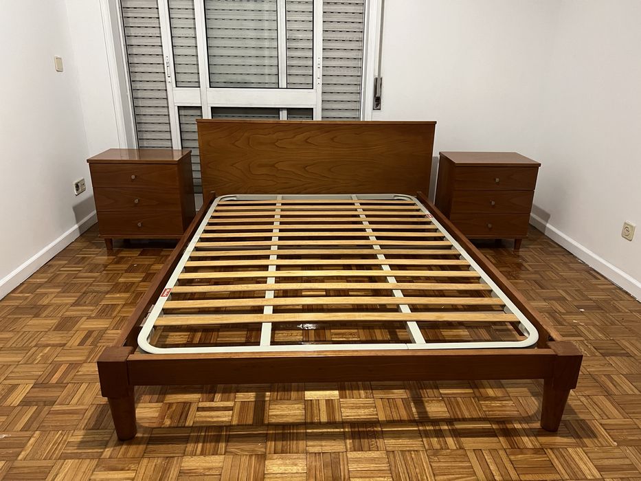 Quarto completo em madeira-cama,mesas de cabeceira, cómoda e cadeira