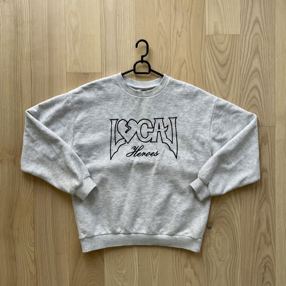 Szara bluza crewneck z napisem Local Heroes