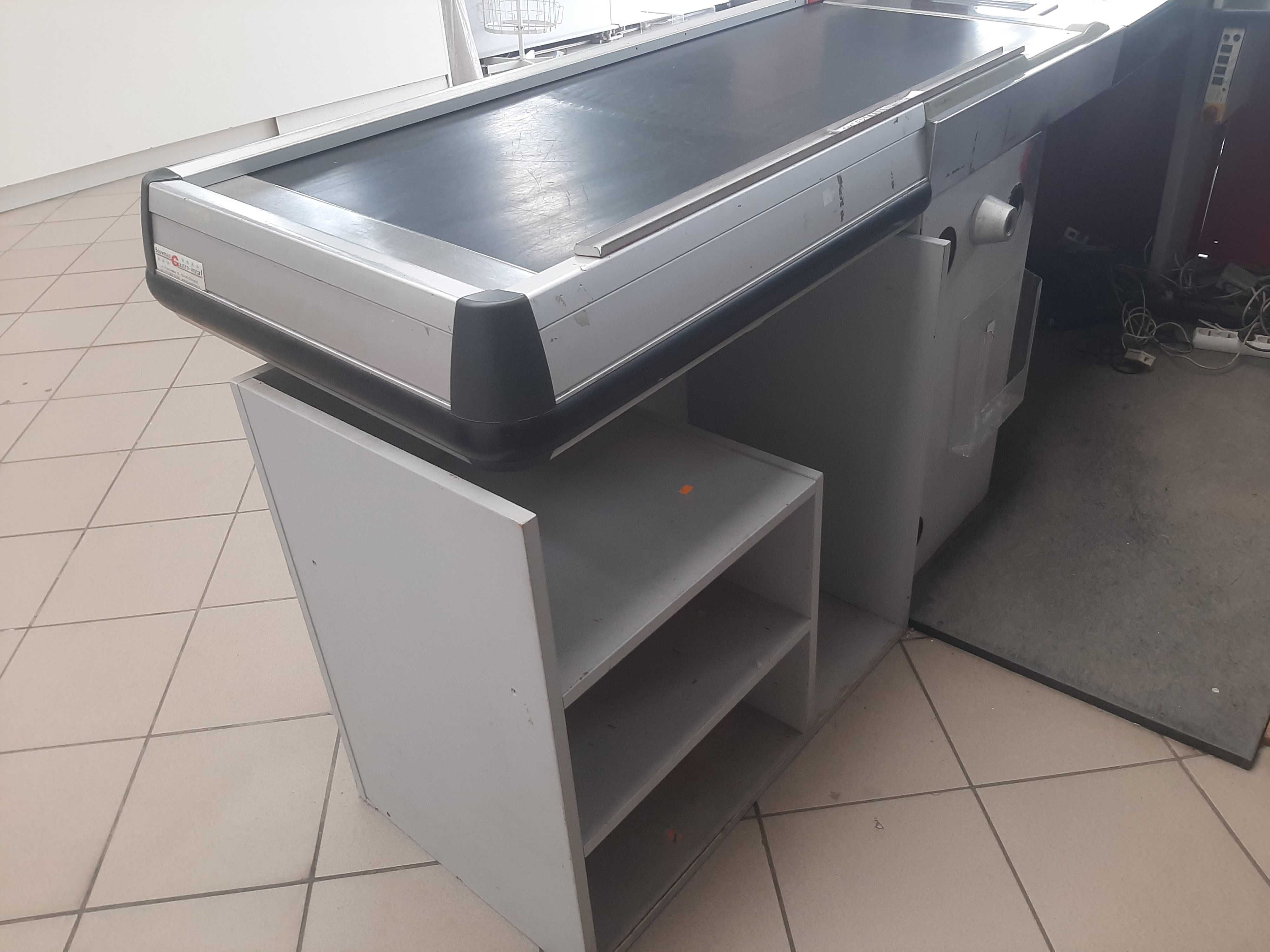 Box kasowy lada stoisko z przesuwaną taśmą i miejscem na towar