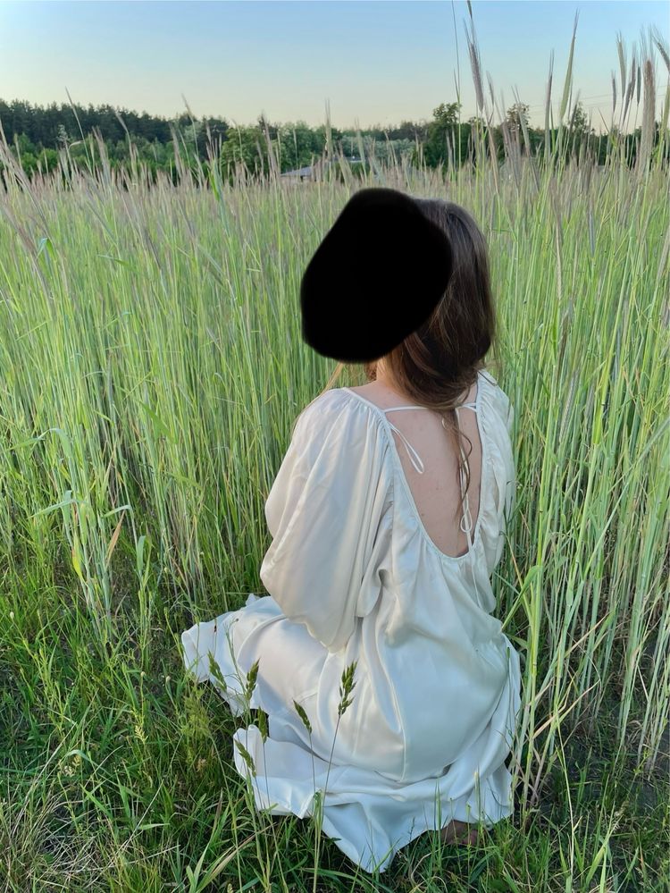 Біла шовкова сукня з вирізом на спині H&M