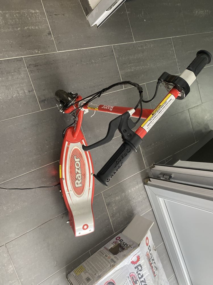 Trotinete eletrica Razor E100