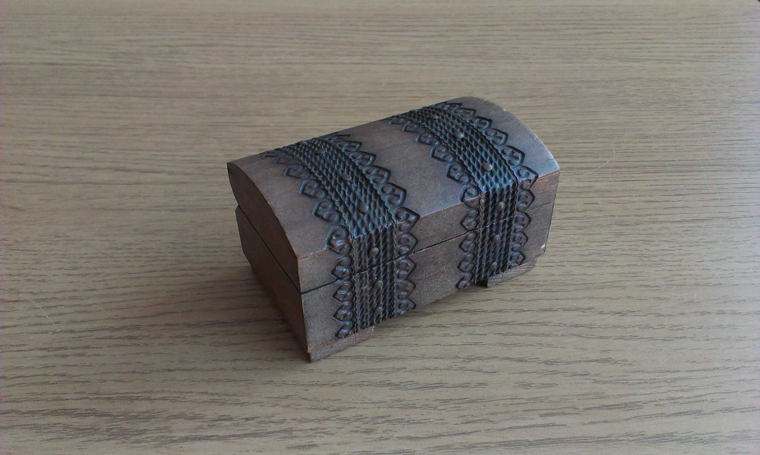 Drewniany rzeźbiony kuferek kasetka na biżuterię
