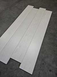 Deska dębowa fazowana biały lakier 10x120x1000 (17 m2)