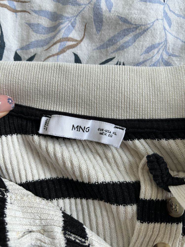 Sweter w paski z kołnierzykiem S M