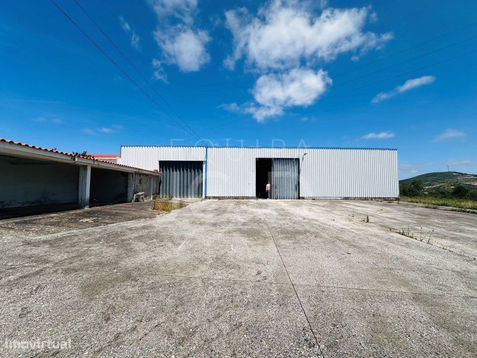 Armazém de Dois Pisos com Terreno - Quinta do Pinheirinho, Santa Eu...