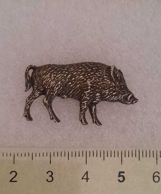 Broche de javali em estanho da A R Brown