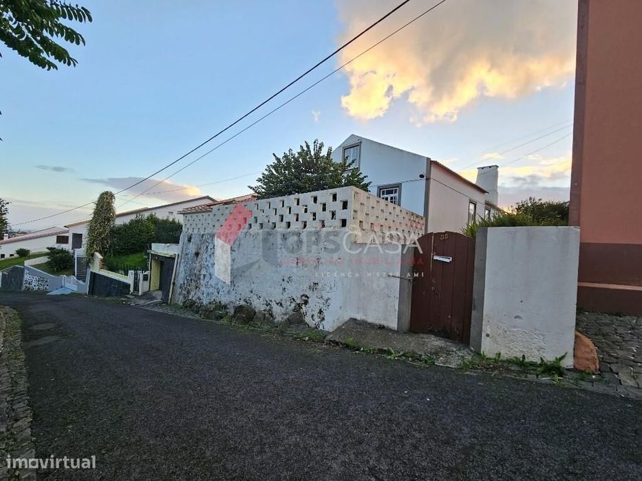 Moradia T3 para Recuperação em Santa Luzia, Angra!