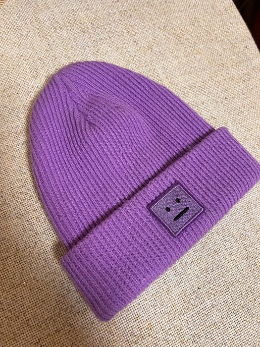 шапка фіолетового кольору