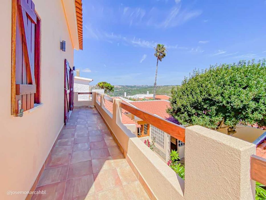 Moradia independente T4+2 a 650m da Praia de São Julião (Ericeira);