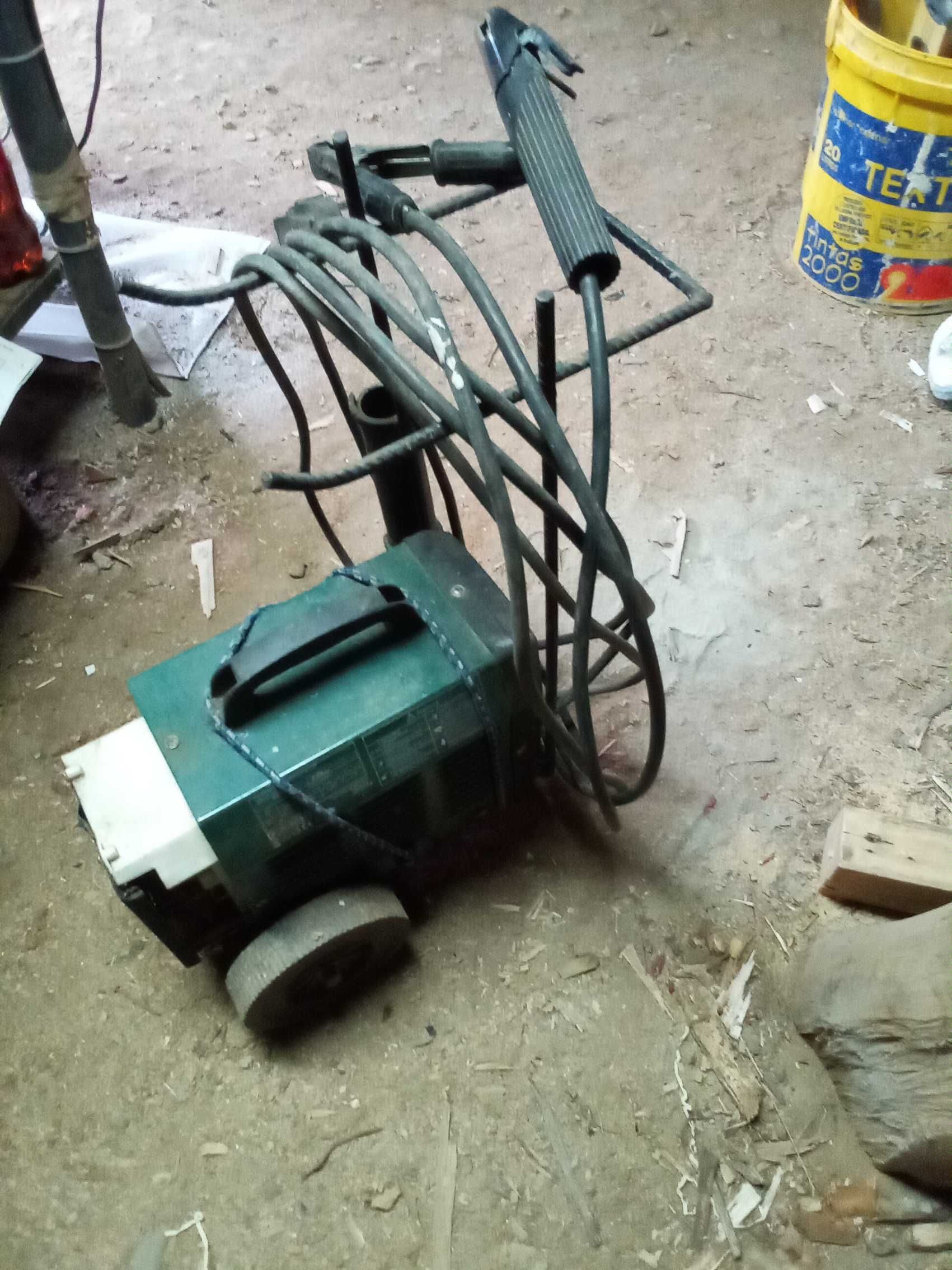 Aparelho de soldar com carrinho.