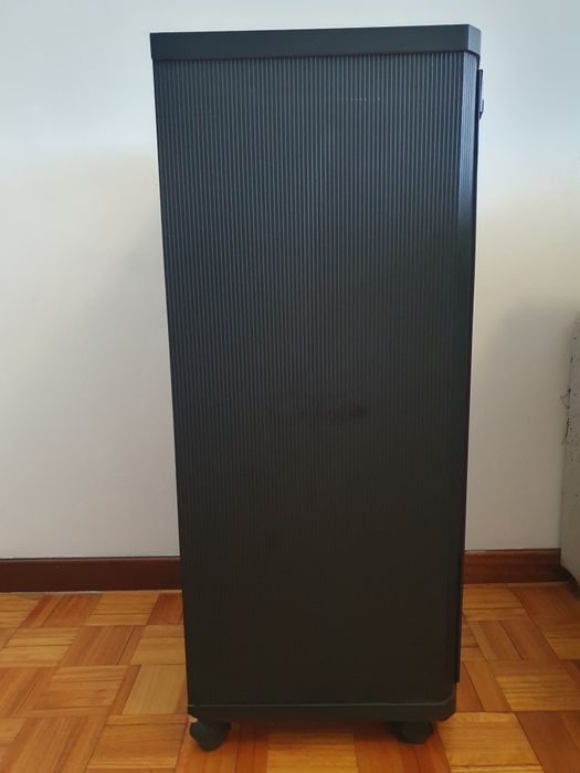 Movel estante com porta