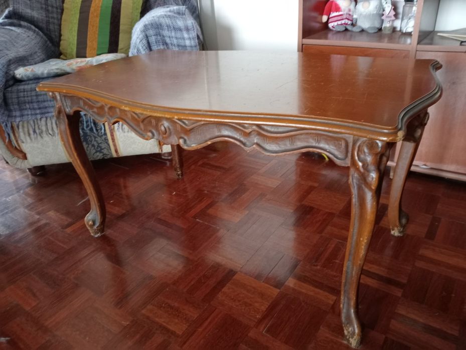 2 sofás de 1 lugar + mesa centro em madeira