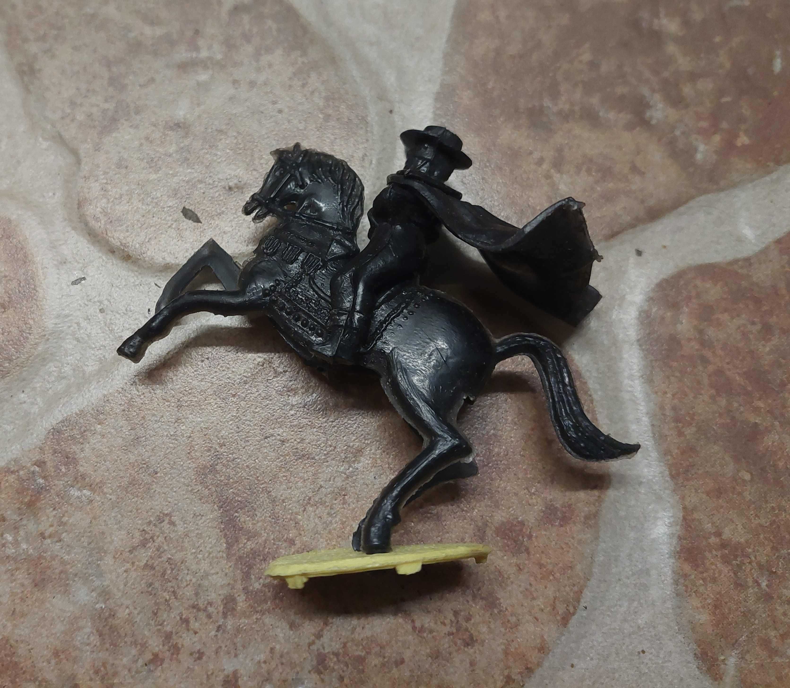Figurka Zorro na koniu - żołnierzyk z PRL