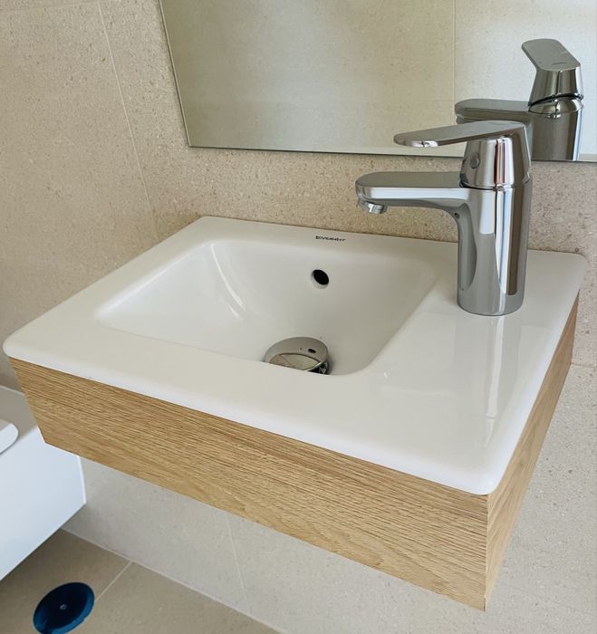 Pia de porcelana e madeira marca “Duravit”