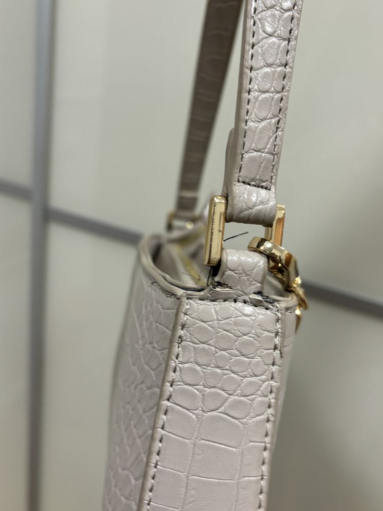 Beżowa torebka nude baguette bagietka z łańcuchem Reserved snake print