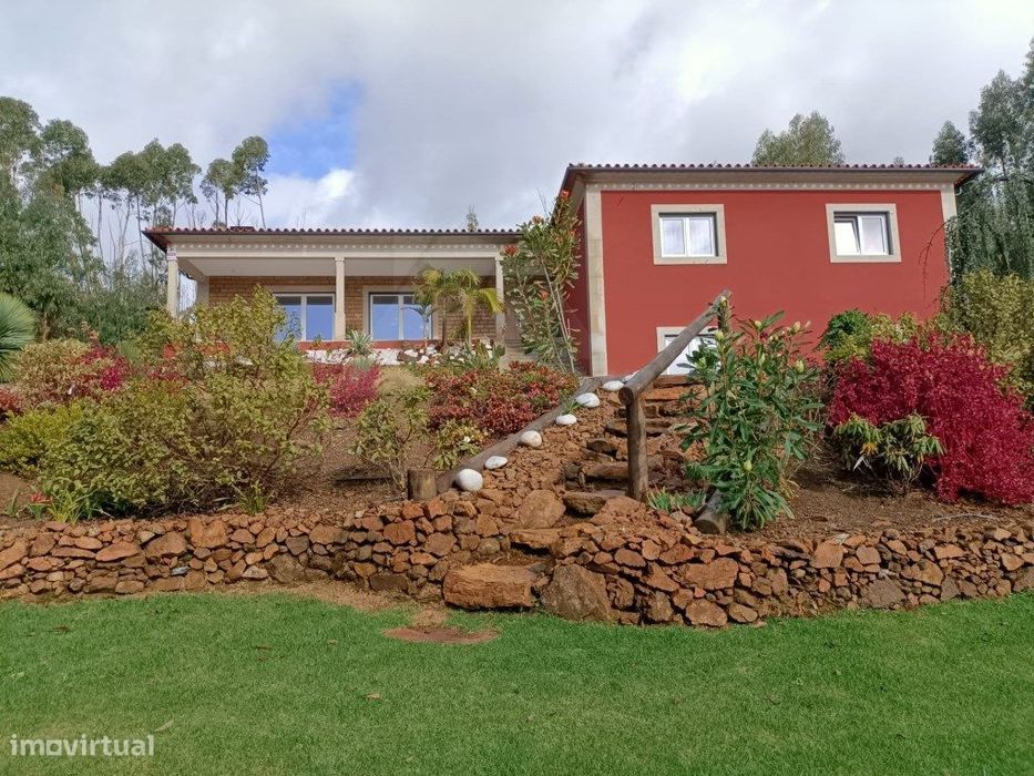 Moradia de Luxo V4 com piscina em Refóios do Lima