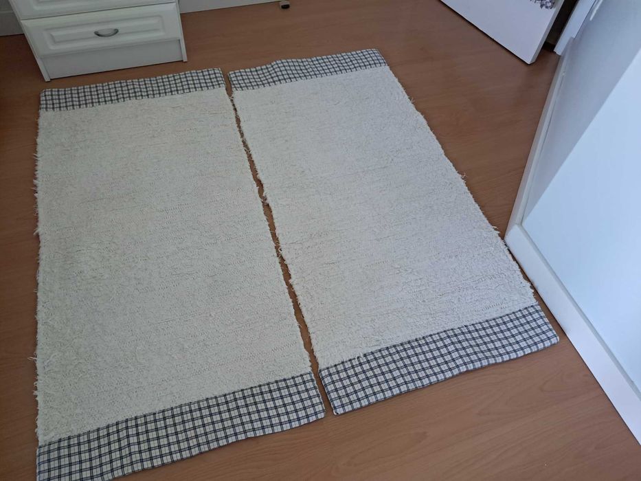 Tapetes, cortinados e fronhas em muito bom estado.