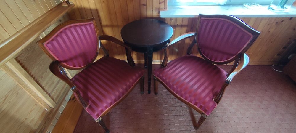 Komplet stylowych mebli w stylu Ludwika
XVI- sofa, stolik i 2 krzesta