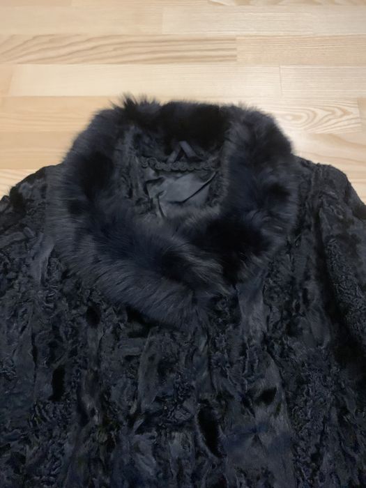 Piękna czarna karakułowa kurtka obszycie lisem.