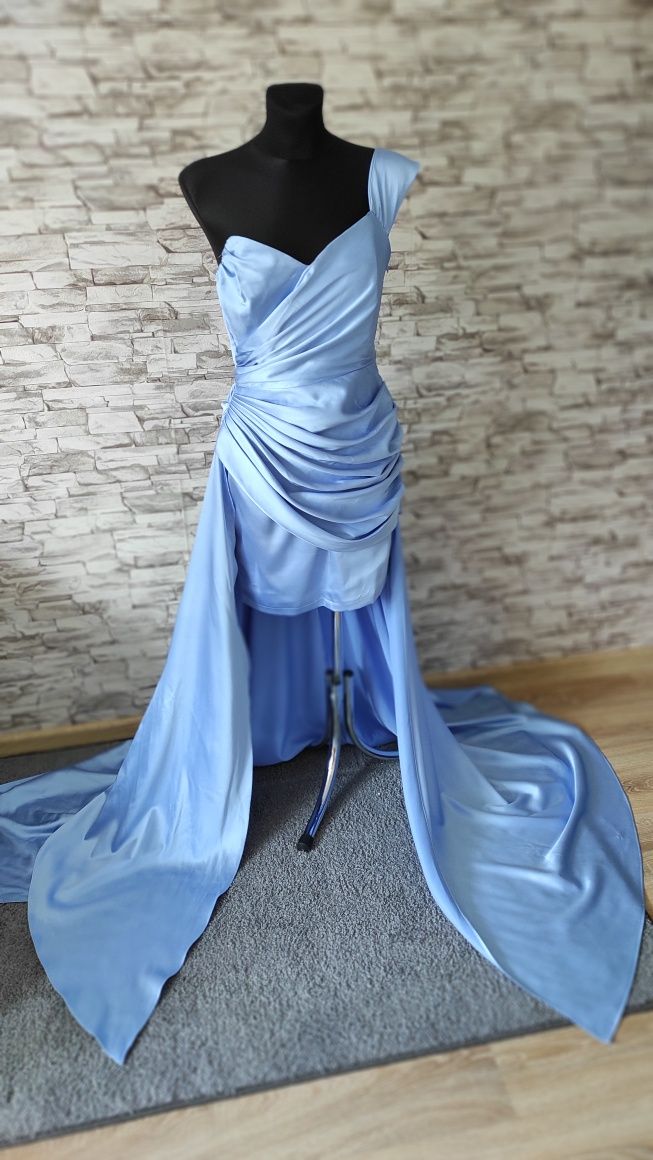 Sukienka maxi z trenem w kolorze błękitnym Yaura S