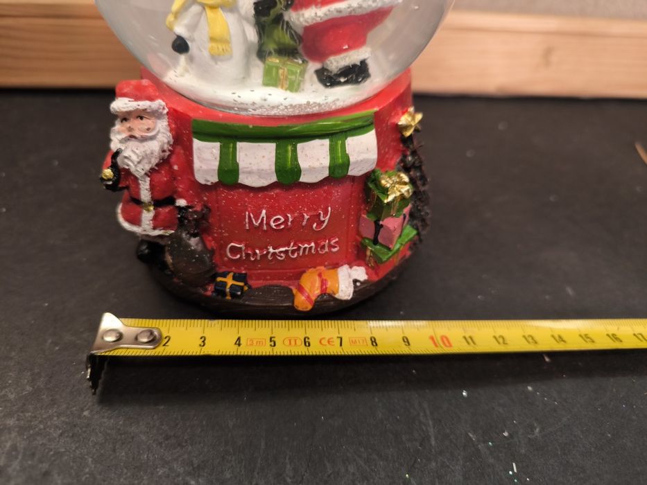 Bola de neve com música e figuras.
Bola de neve decorativa com tema na